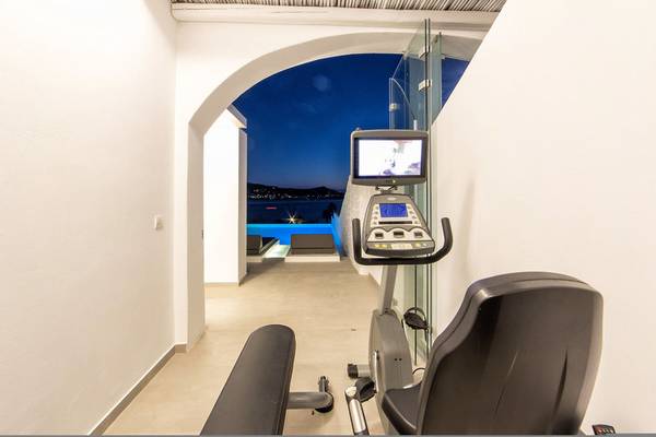 Fitnessraum mit Nachtblick im Paros Agnanti Resort & Spa
