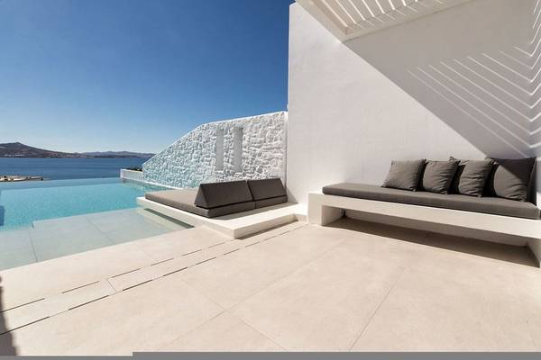Terrasse des Paros Agnanti Resorts & Spa mit Sitzecke und Pool, Blick auf das Meer