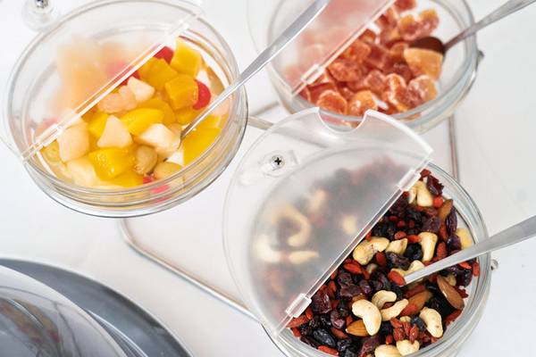 Drei Glasbehälter mit verschiedenen Snacks im Iris Boutique Hotel.