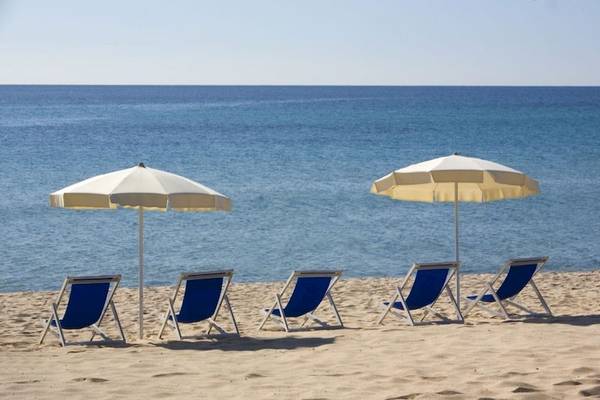 Strand mit Liegen und Sonnenschirmen im Mare Pineta Hotel
