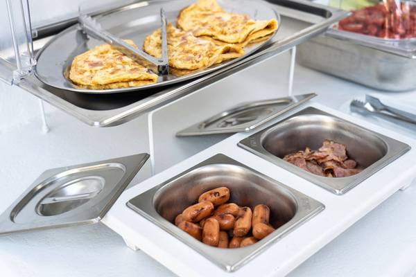 Frühstücksbuffet im Iris Boutique Hotel mit Omelettes, Speck und Würstchen