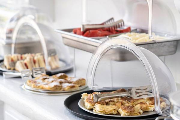 Frühstücksbuffet im Iris Boutique Hotel mit verschiedenen Gerichten.
