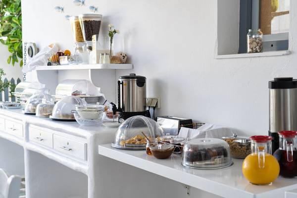 Frühstücksbuffet im Iris Boutique Hotel mit verschiedenen Lebensmitteln und Getränken.
