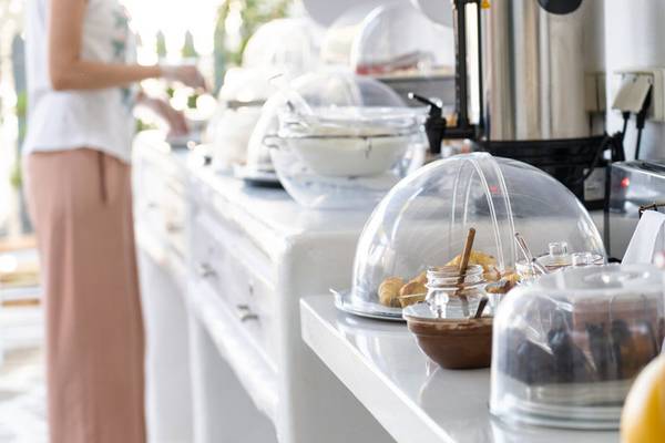 Frühstücksbuffet im Iris Boutique Hotel mit verschiedenen Gerichten und Getränken.