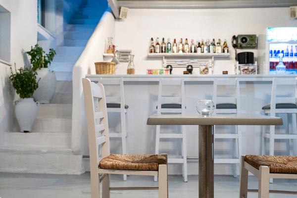 Innenansicht des Iris Boutique Hotels mit Bar, Tisch und Stühlen.