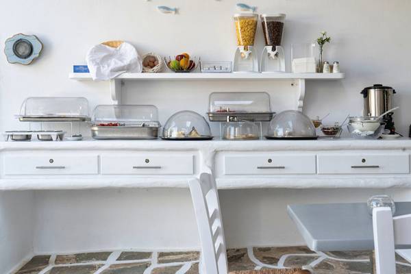 Frühstücksbuffet im Iris Boutique Hotel mit verschiedenen Gerichten und Früchten.