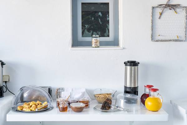Frühstücksbuffet im Iris Boutique Hotel mit Croissants, Marmelade und Getränken.