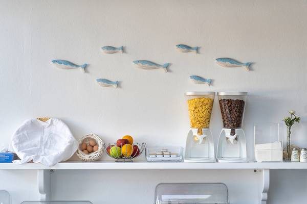 Frühstücksbuffet im Iris Boutique Hotel mit Früchten, Eiern und Getränkeautomaten.