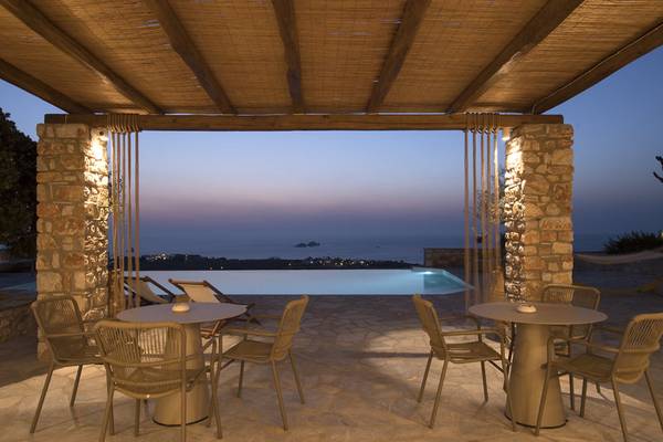 Mythic Hotel Terrasse mit Blick auf den Ozean und bei Sonnenuntergang