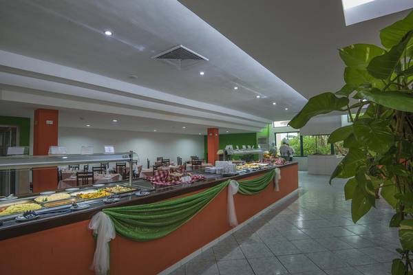 Buffet im Gran Caribe Villa Tortuga Hotel mit verschiedenen Speisen, Tischdecken und Dekoration.