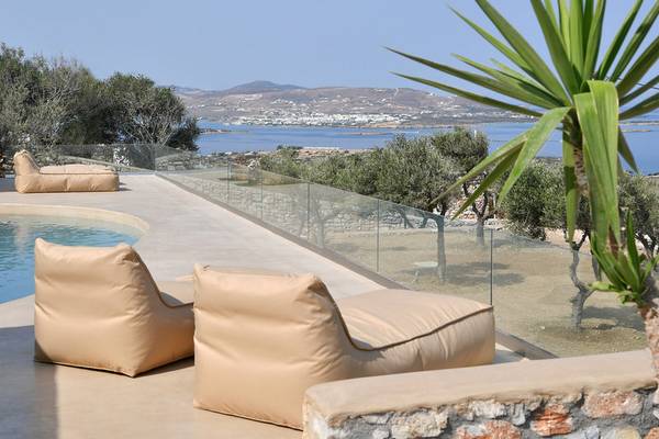 Terrasse des Mythic Hotels mit zwei Sitzsäcken und Aussicht auf das Meer