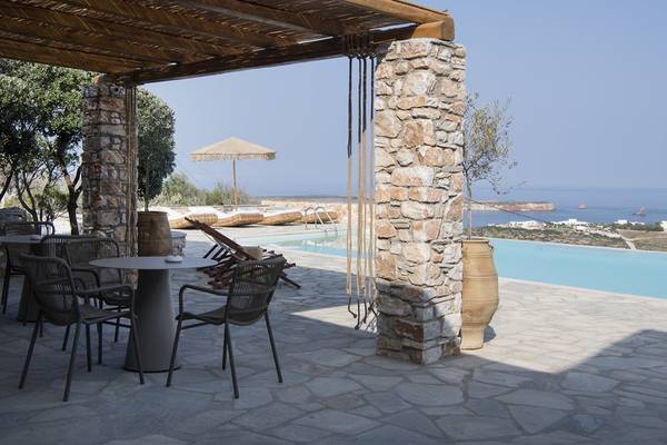 Terrasse des Mythic Hotels mit Blick auf den Pool und das Meer