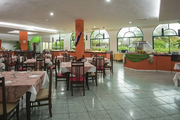 Restaurant des Gran Caribe Villa Tortuga Hotels mit vielen Tischen und Stühlen.