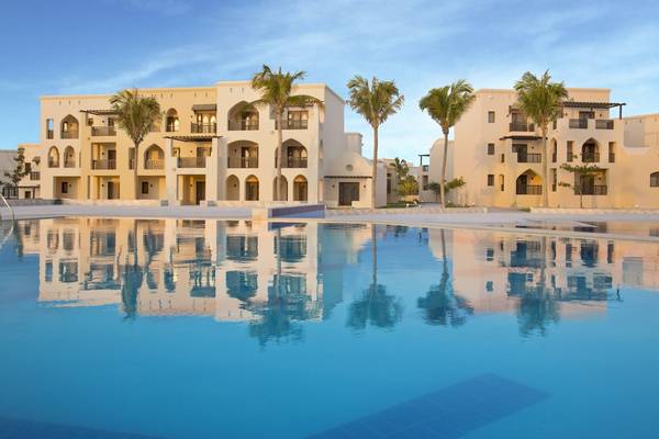 Außenpool des Salalah Rotana Resorts mit Hotel im Hintergrund