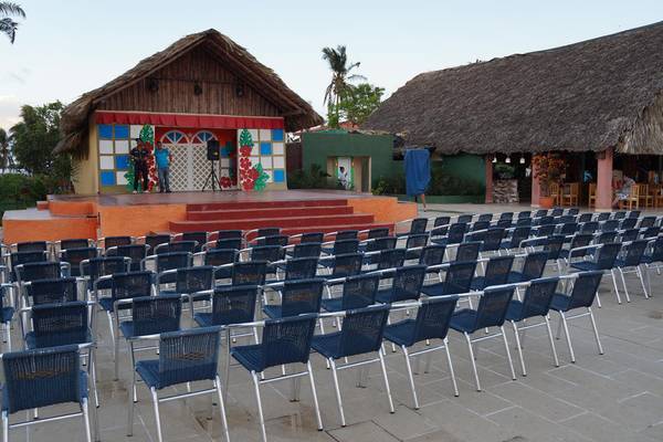 Außenveranstaltungsort im Gran Caribe Villa Tortuga mit Bühne und Sitzreihen.