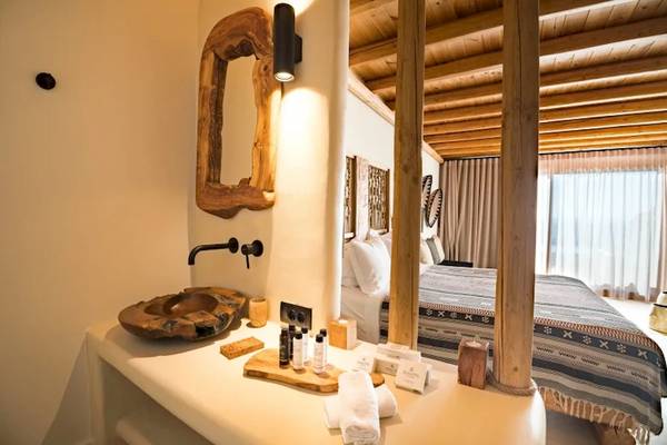 Innenansicht des Mythic Hotels, Schlafzimmer mit Badezimmer-Waschbecken.