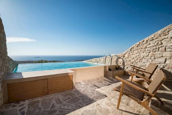Terrasse des Mythic Hotels mit Infinity-Pool und Meerblick
