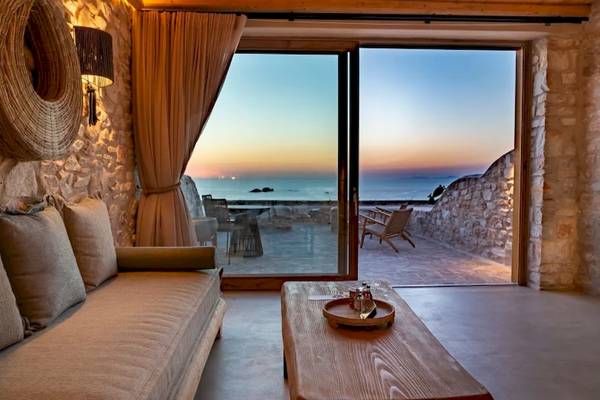Innenansicht des Mythic Hotel mit Wohnbereich und Meerblick