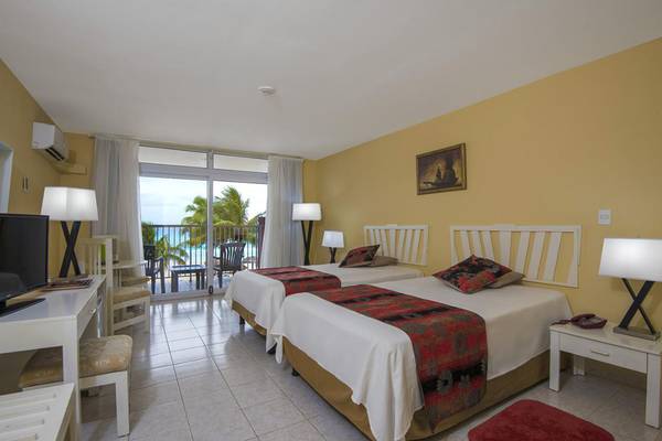 Doppelzimmer im Gran Caribe Villa Tortuga mit Blick auf das Meer und eine Terrasse