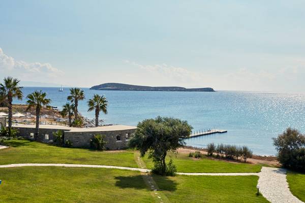 Aussicht auf das Meer und den Strand vom Poseidon of Paros Hotel & Spa.