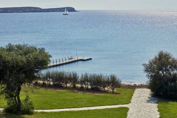 Poseidon of Paros Hotel & Spa Blick auf das Meer mit Segelboot und Steg