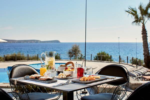 Frühstück am Pool des Poseidon of Paros Hotel & Spa mit Meerblick.