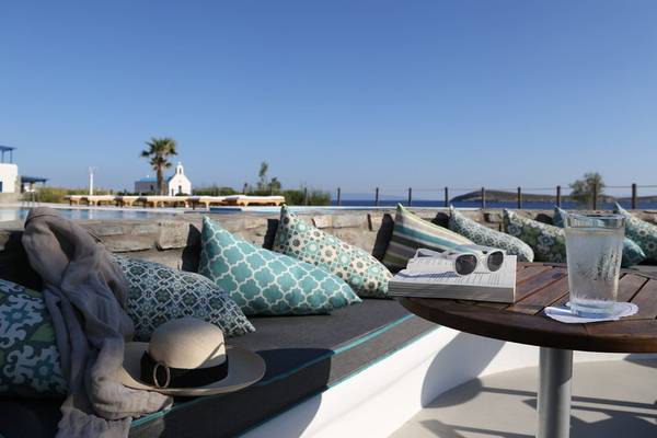 Außenbereich des Poseidon of Paros Hotel & Spa mit Blick auf den Pool und das Meer.