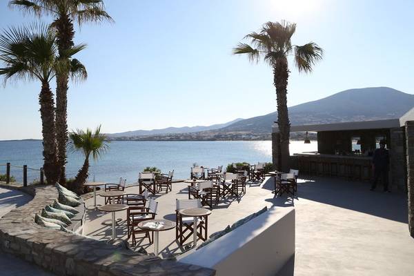 Poseidon of Paros Hotel & Spa Terrasse mit Blick auf das Meer und Palmen