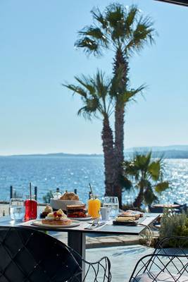 Frühstückstisch mit Meeresblick im Poseidon of Paros Hotel & Spa.