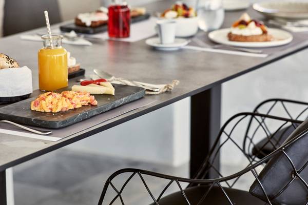 Frühstückstisch im Poseidon of Paros Hotel & Spa mit verschiedenen Speisen und Getränken.
