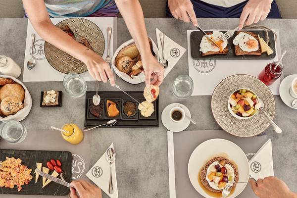 Frühstücksbuffet im Poseidon of Paros Hotel & Spa mit verschiedenen Gerichten und Getränken.