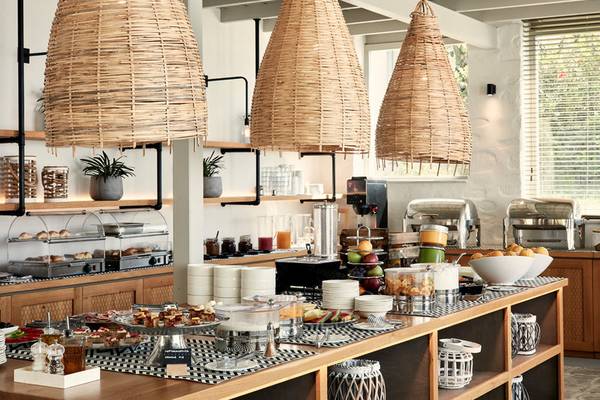 Frühstücksbuffet im Poseidon of Paros Hotel & Spa mit verschiedenen Gerichten und Früchten.