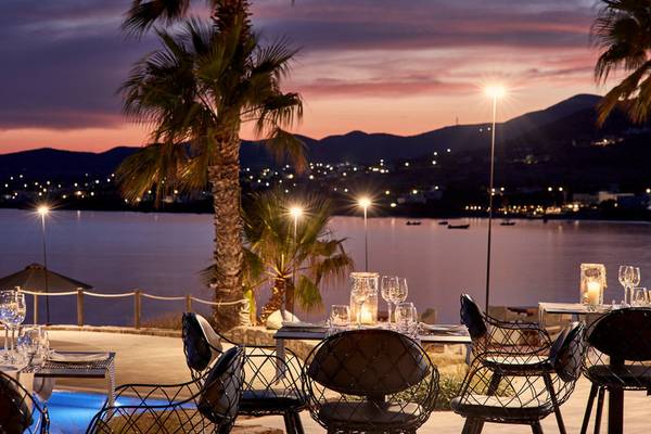 Abendessen im Poseidon of Paros Hotel & Spa mit Blick auf den See und die Berge.