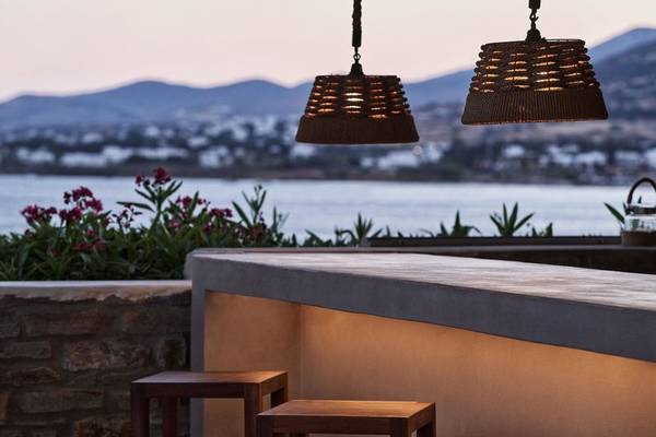 Außenbar des Poseidon of Paros Hotel & Spa mit Blick auf das Meer und Hängelampen