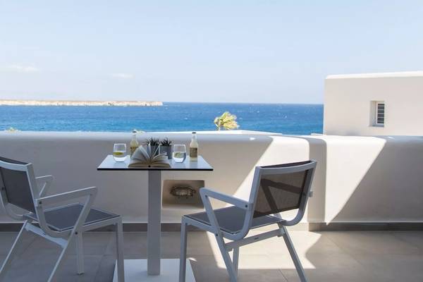 Poseidon of Paros Hotel Balkon mit Blick auf das Meer, zwei Stühle und ein Tisch