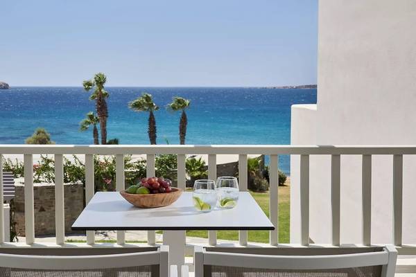 Balkon des Poseidon of Paros Hotel & Spa mit Blick auf das Meer und Palmen