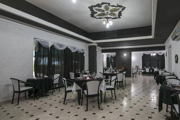Innenansicht des Restaurants im Gran Caribe Villa Tortuga Hotel mit eingerichteten Tischen und Stühlen.