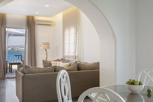 Wohnzimmer im Poseidon of Paros Hotel & Spa mit Blick auf das Meer.