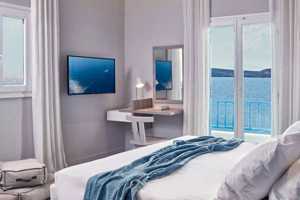 Poseidon of Paros Hotel & Spa Zimmer mit Meerblick, Bett mit Meersicht, Fernseher und Schreibtisch