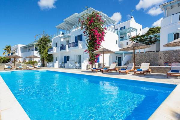 Außenbereich des Pyrgaki Hotels mit Swimmingpool und Liegestühlen.