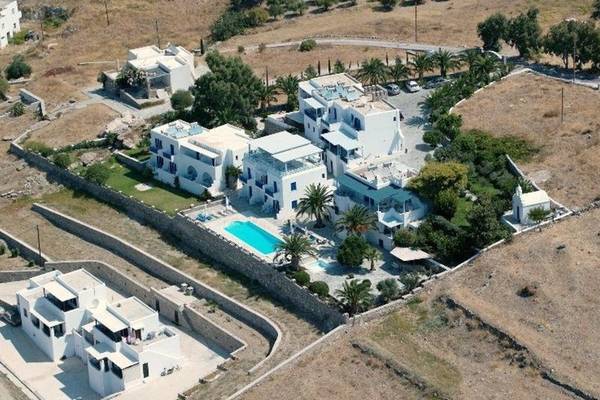 Luftaufnahme des Pyrgaki Hotels mit mehreren weißen Gebäuden, Swimmingpool und Gärten.