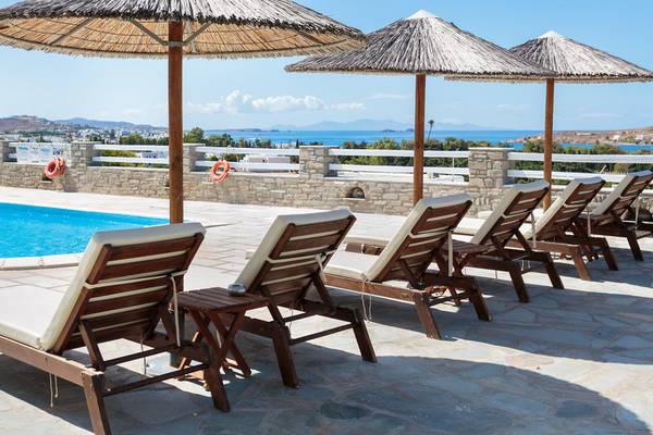 Pool mit Liegen unter Sonnenschirmen im Pyrgaki Hotel.