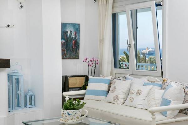 Wohnzimmer des Pyrgaki Hotels mit Blick auf das Meer und eine offene Terrasse.