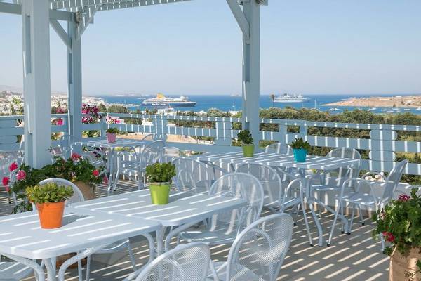 Terrasse des Pyrgaki Hotels mit Blick auf das Meer und Kreuzfahrtschiffe.