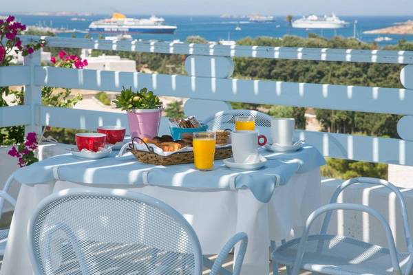 Frühstückstisch auf der Terrasse des Pyrgaki Hotels mit Blick auf das Meer.