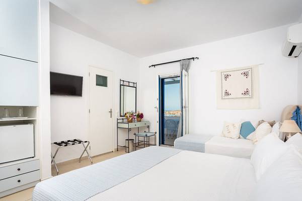 Schlafzimmer im Pyrgaki Hotel mit Blick auf den Balkon und das Meer.