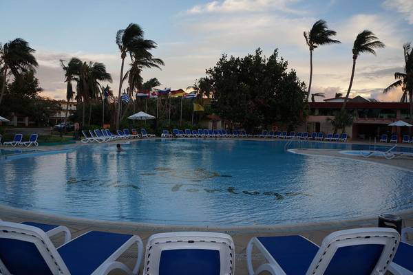 Außenpool des Gran Caribe Villa Tortuga Hotels bei Sonnenuntergang mit Sonnenzeichen im Wasser