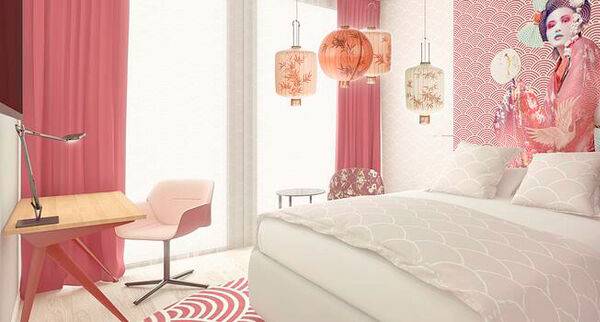 Schlafzimmer im nhow Amsterdam RAI Hotel mit pinken Wänden, weißen Bettwäsche und Geisha-Tapete.