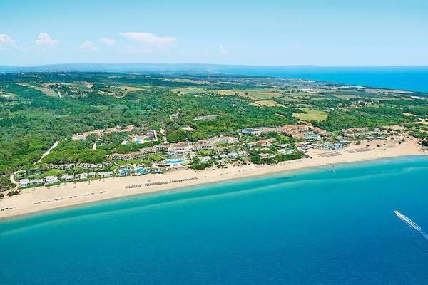 Luftaufnahme des Grecotel La Riviera & Aqua Park Hotels an einem Strand