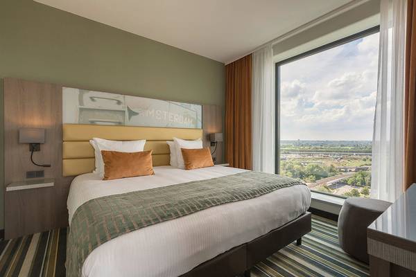 Hotelzimmer im Leonardo Royal Hotel Amsterdam mit Blick auf die Stadt